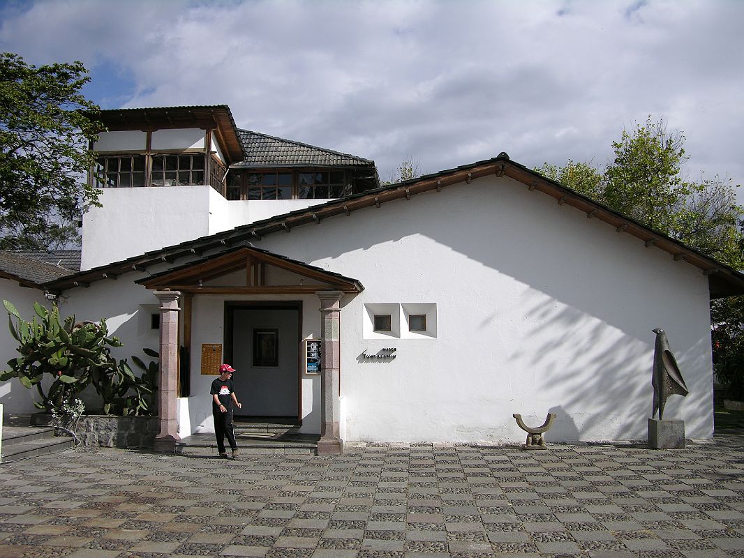 Ecuador Quito Guayasamin 2-04 Museo Guayasamin Outside